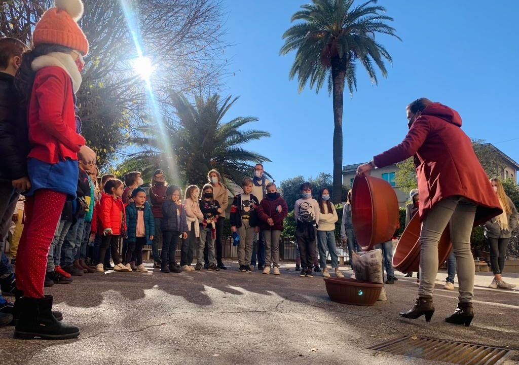 Bollen planten op laatste schooldag 2021