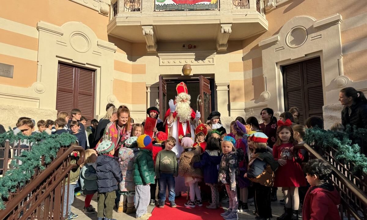 Sinterklaas over de rode loper